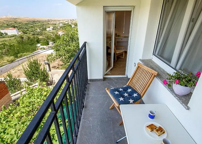 1 Bedroom Lovely In アパート