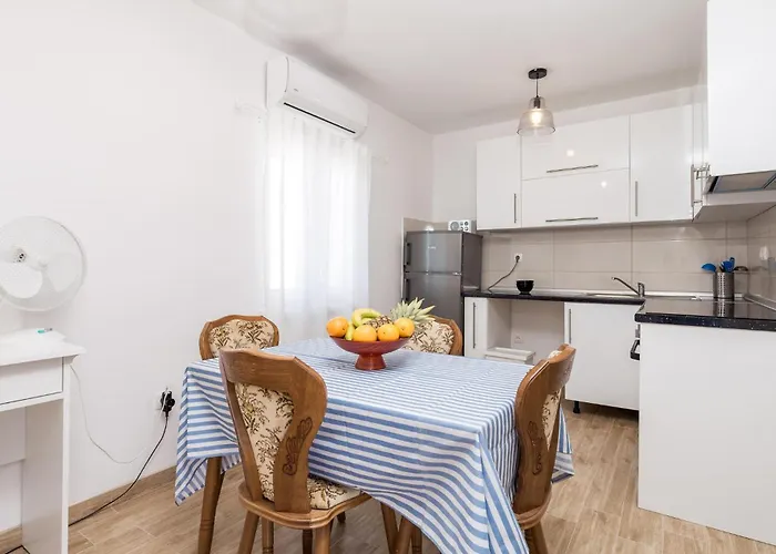 1 Bedroom Lovely In アパート Vlašići
