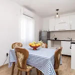 1 Bedroom Lovely In アパート Vlašići